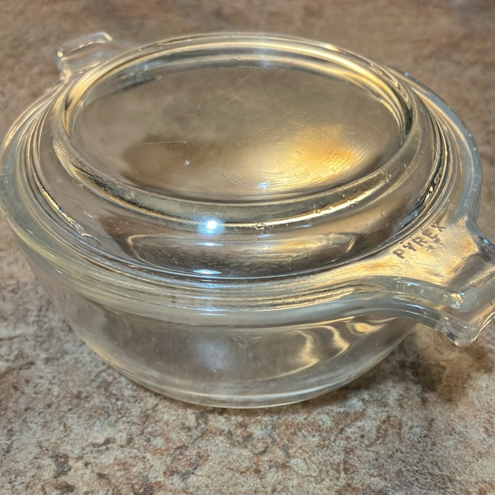 Small Pyrex Covered Dish! - Picture 2 of 4